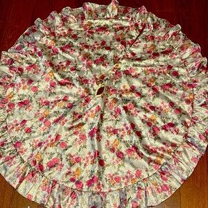 Floral golden shimmery tree skirt